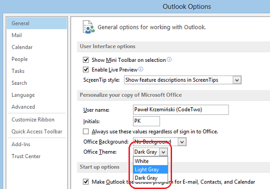 Choosing preferred color scheme from the drop down menu in Outlook 2013